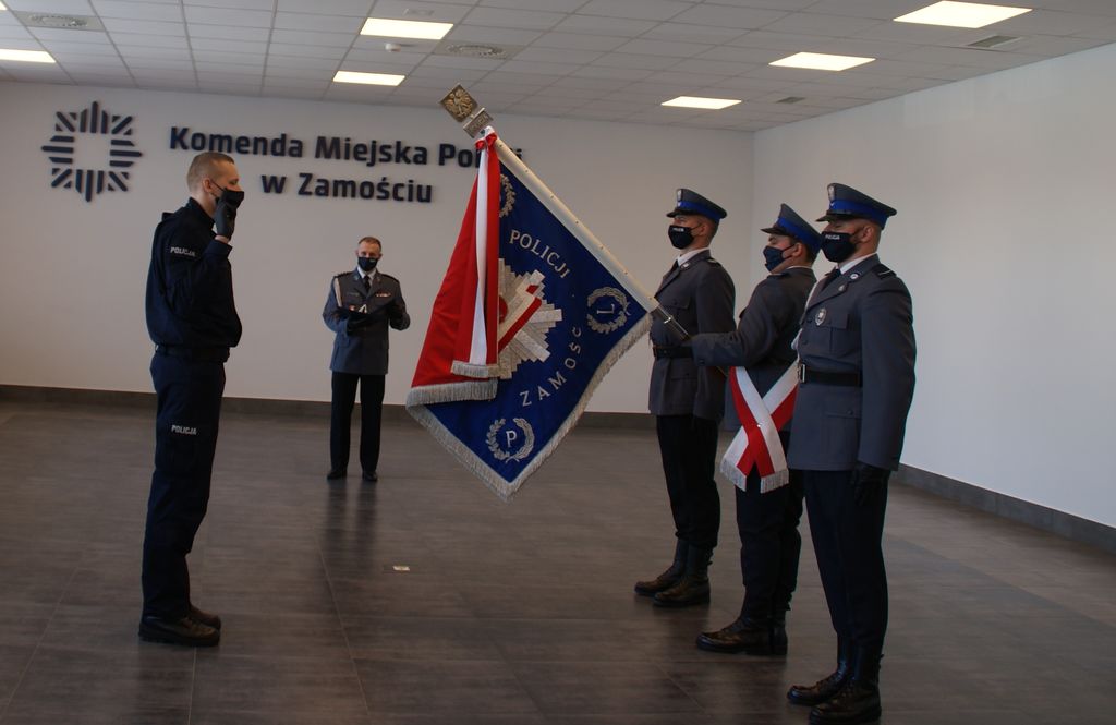 policjant ślubujący na sztandar Komendy Miejskiej Polciji w Zamościu, poczet sztandarowt i Komendant Miejski Polciji w Zamosciu 