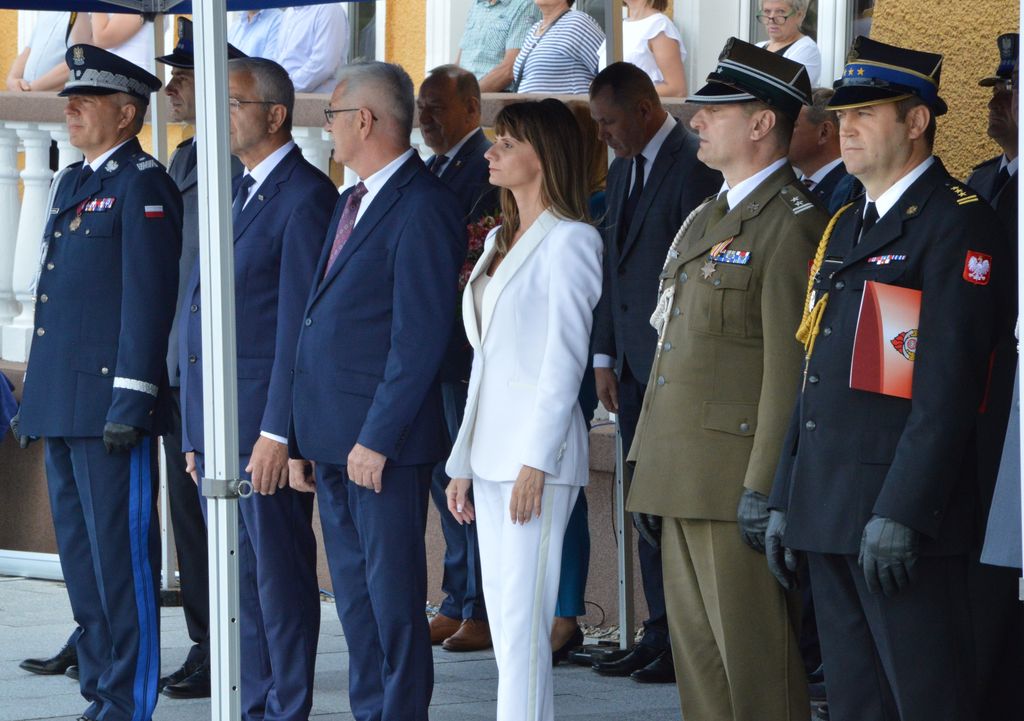 goście uczestniczący w obchodach Święta Policji KMP w Zamościu, wśród gości nadinspektor Artur Bielecki Komendant Wojewódzki Policji w Lublinie 