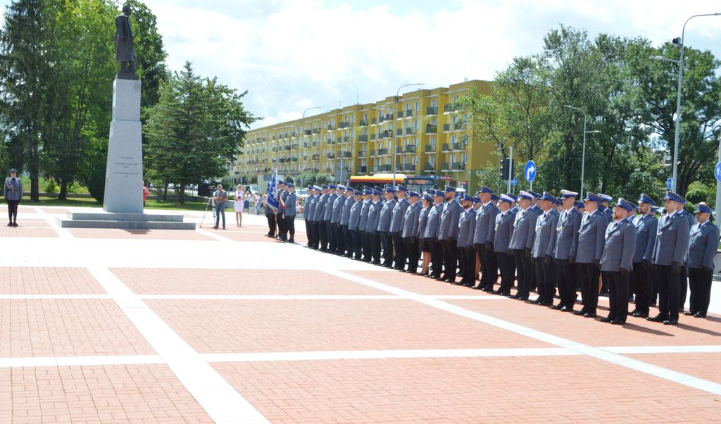 stojący w szyku policjnaci podczas Święta Policji 