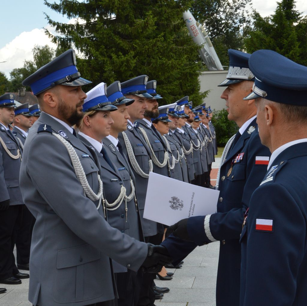 nadinspektor Artur Bielecki Komendant Wojewódzki Policji w Lublinie wręcza policjantom akty mianowania na wyższe stopnie służbowe 