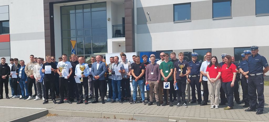 zdjęcie grupowe uczestników turnieju motoryzacyjnego 