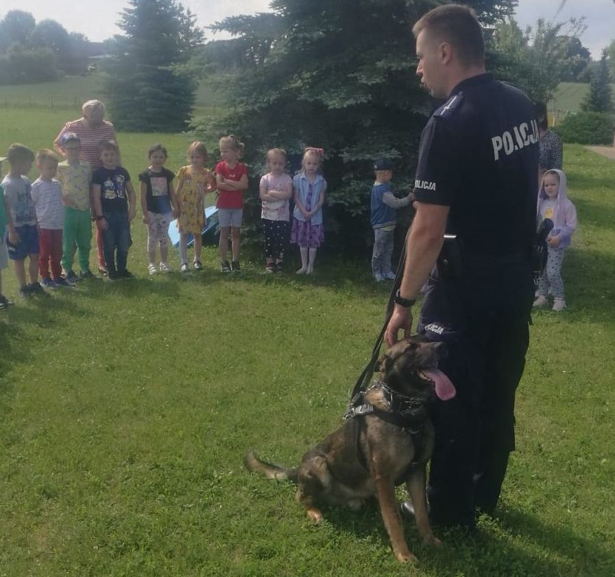 policjant na spotkaniu z przedszkolakami 