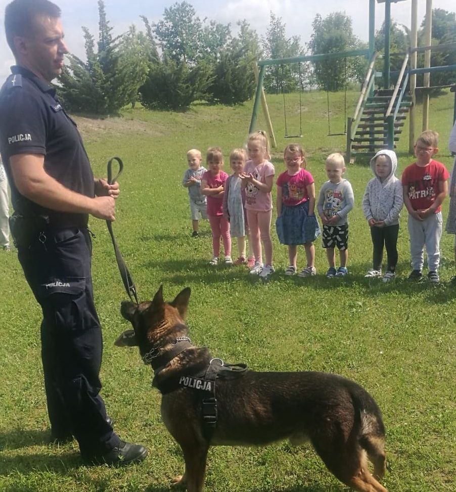 policjant z psem służbowym na spotkaniu z przedszkolakami 