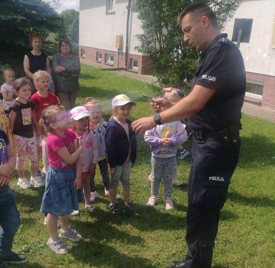 policjant na spotkaniu z przedszkolakami 