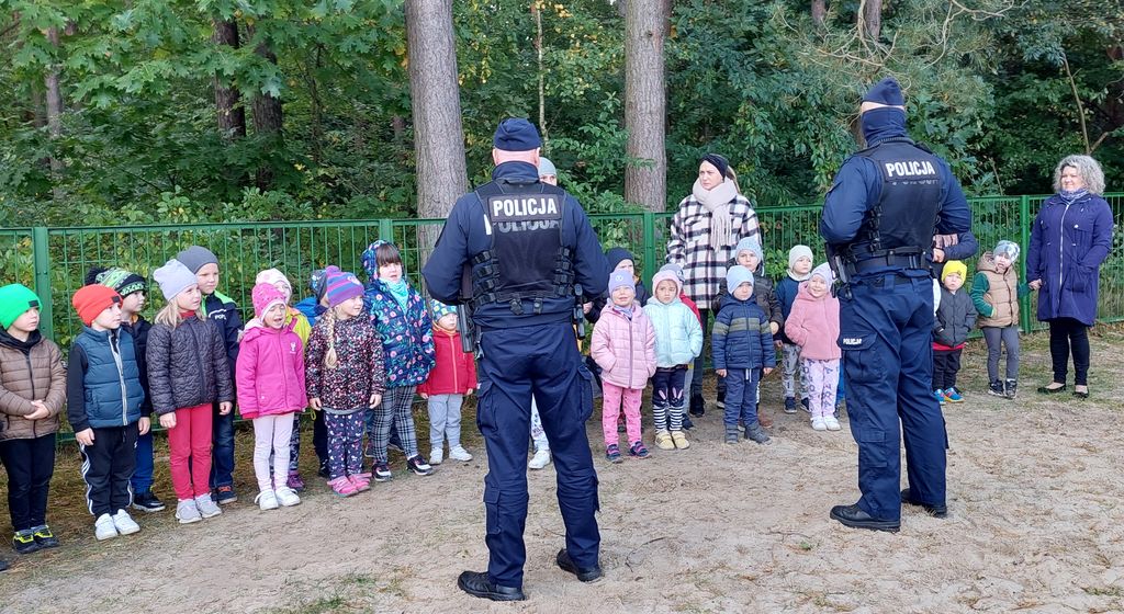 policjanci rozmawiają z dziećmi 