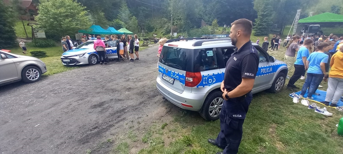 dzieci i policjant w czasie festynu 