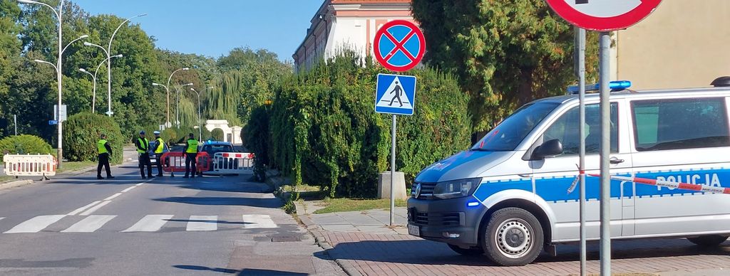 policjanci zabezpieczają drogę 