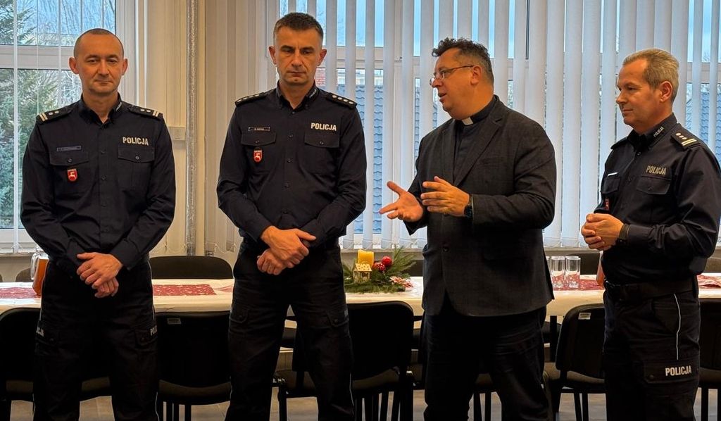 ksiądz i trzej policjanci - kierownictwo Komendy Miejskiej Policji w Zamościu 