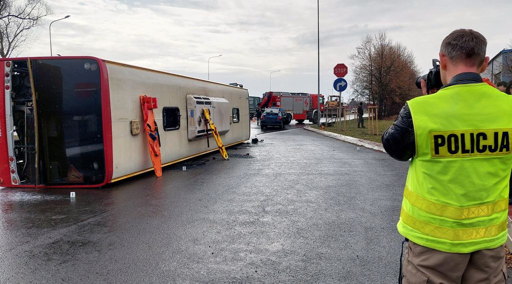 policjanci w czasie oględzin miejsca wypadku