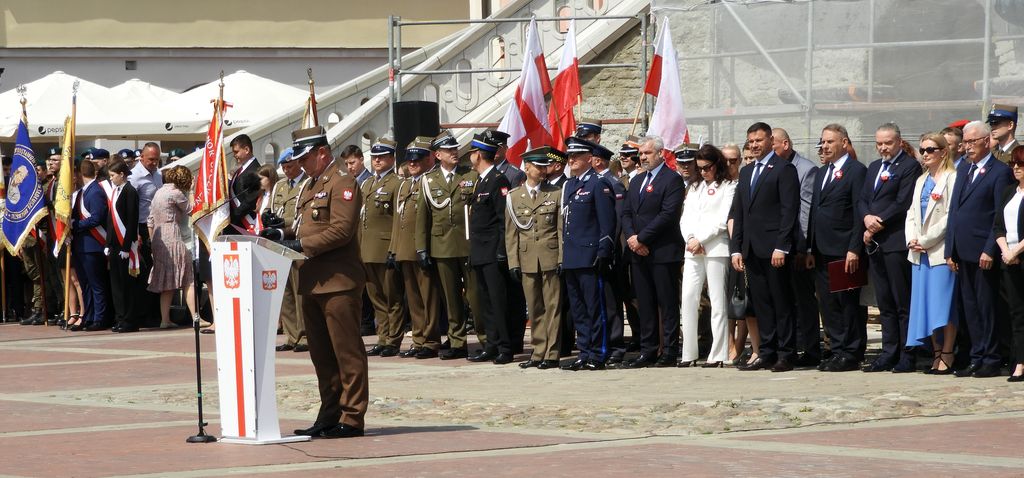 służby mundurowe w czasie obchodów rocznicy uchwalenia Konstytucji 3 maja 