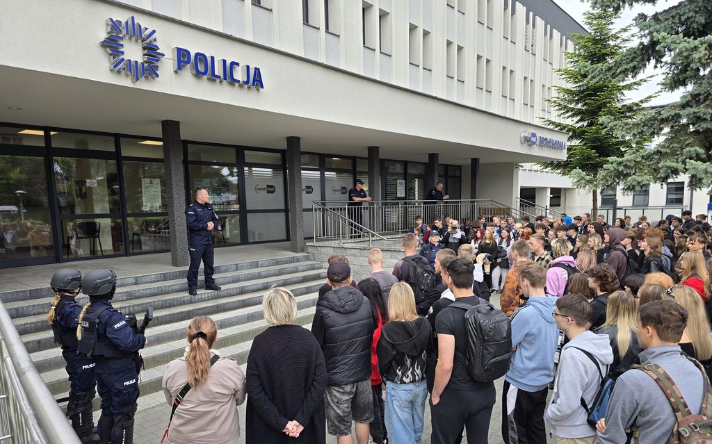 młodzież w komendzie w czasie dnia otwartej jednostki 
