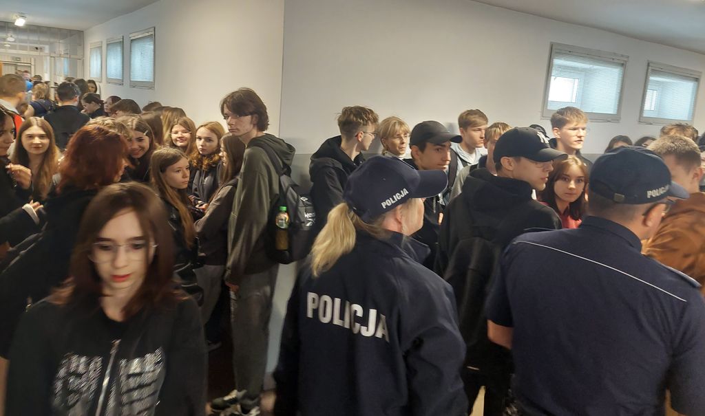 młodzież w komendzie w czasie dnia otwartej jednostki 