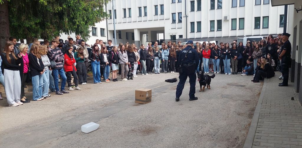 młodzież w komendzie w czasie dnia otwartej jednostki 