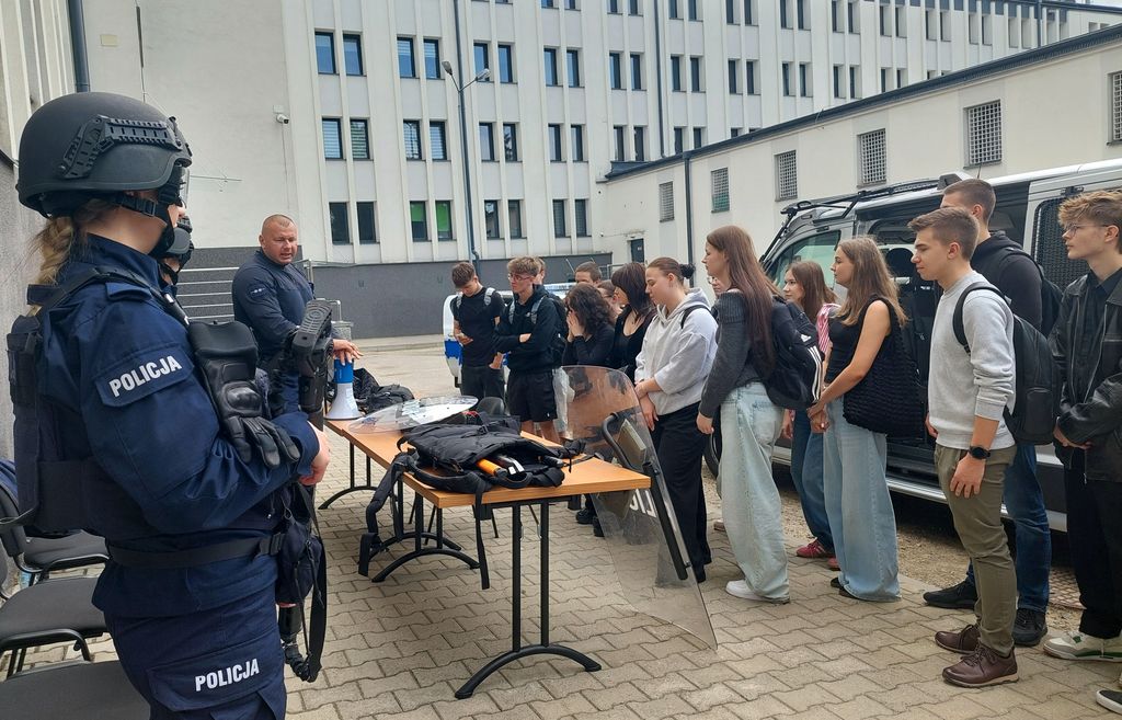 młodzież w komendzie w czasie dnia otwartej jednostki 