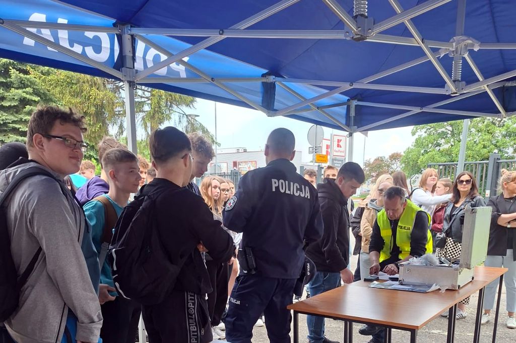 młodzież w komendzie w czasie dnia otwartej jednostki 