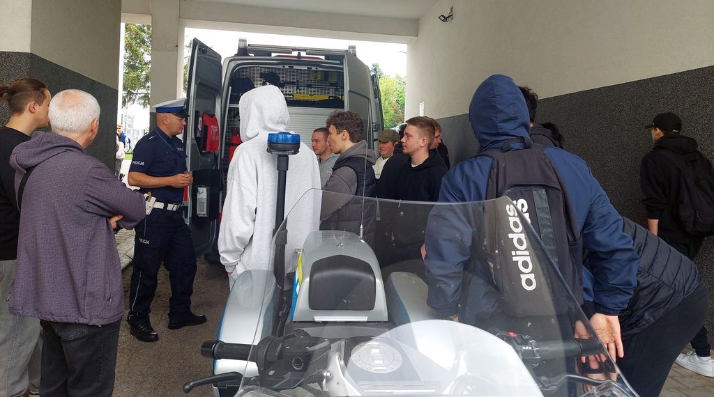 młodzież w komendzie w czasie dnia otwartej jednostki 