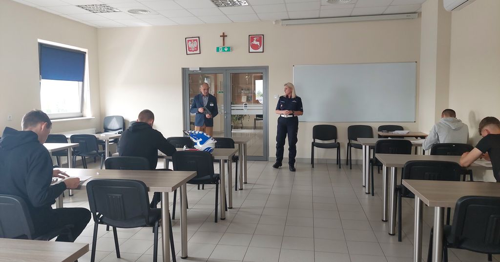 uczestnicy turnieju piszą test