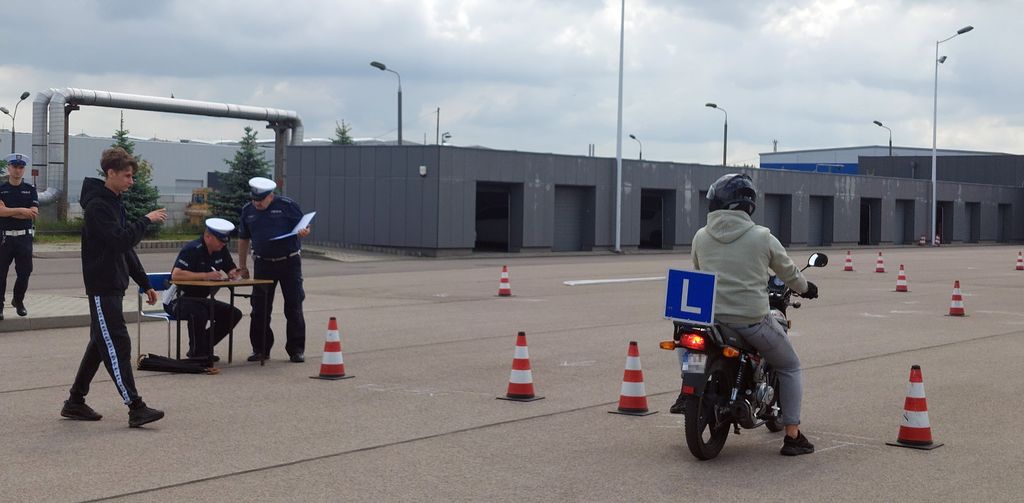 konkurencja jazdy motorowerem 