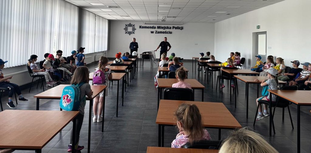 wizyta dzieci w komendzie na świetlicy 