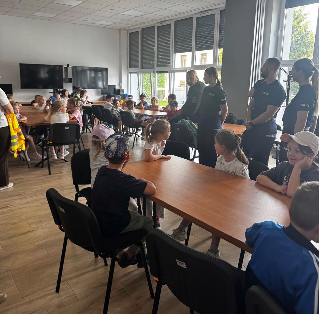 dzieci słuchają opowieści policjantów o specyfice ich służby 