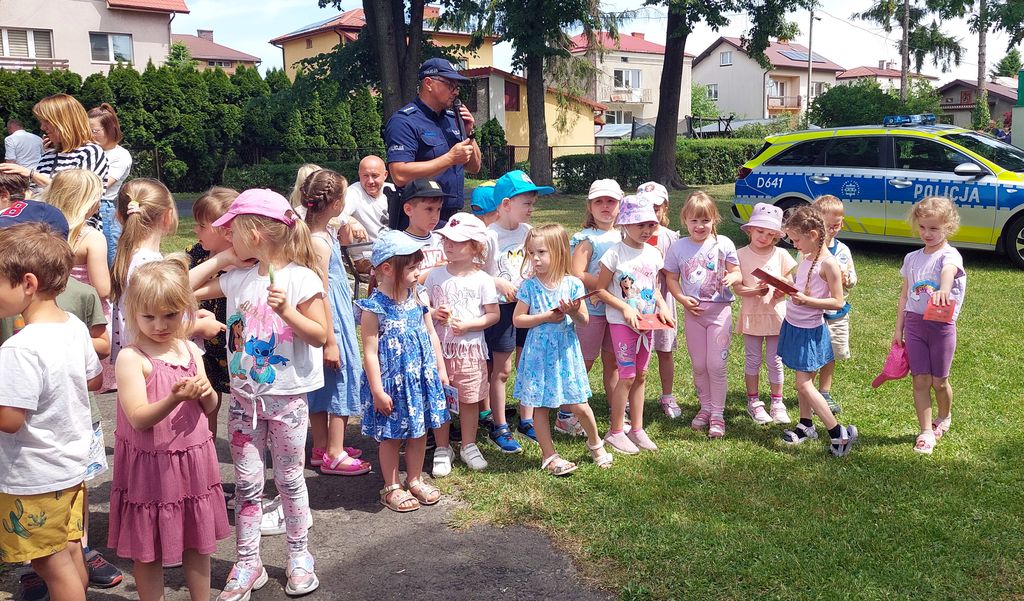 policjant wśród dzieci zdjęcie grupowe 