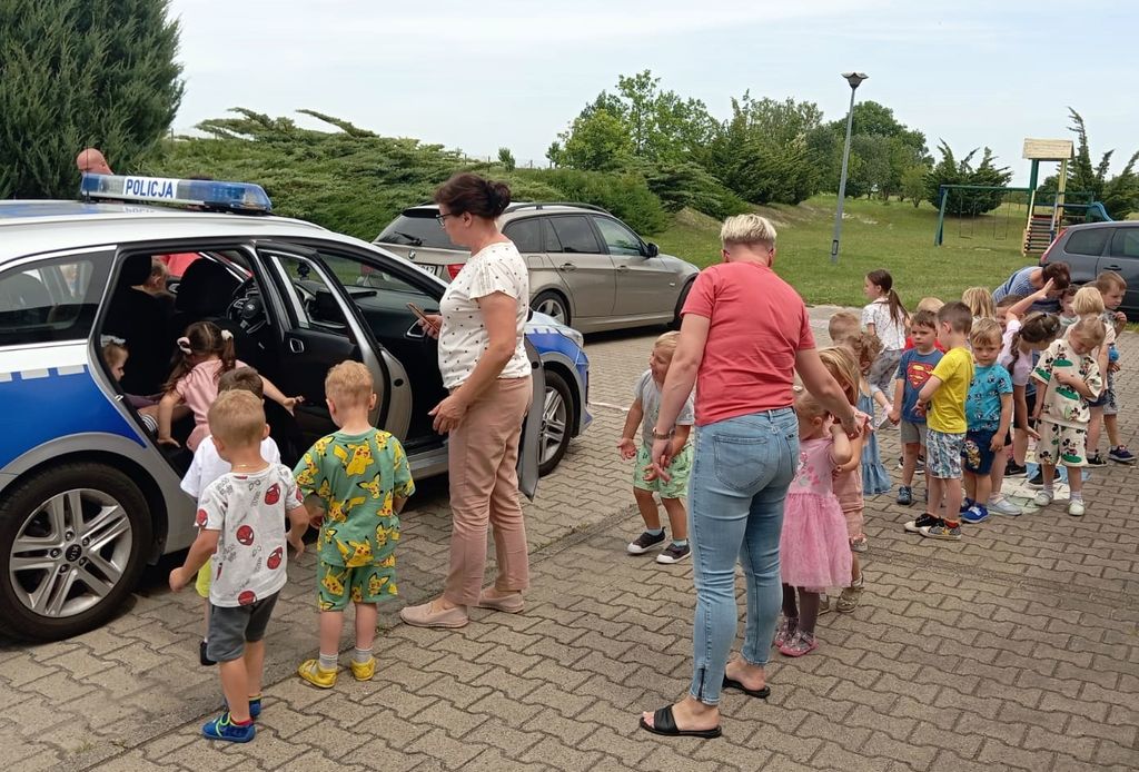 dzieci w radiowozie 