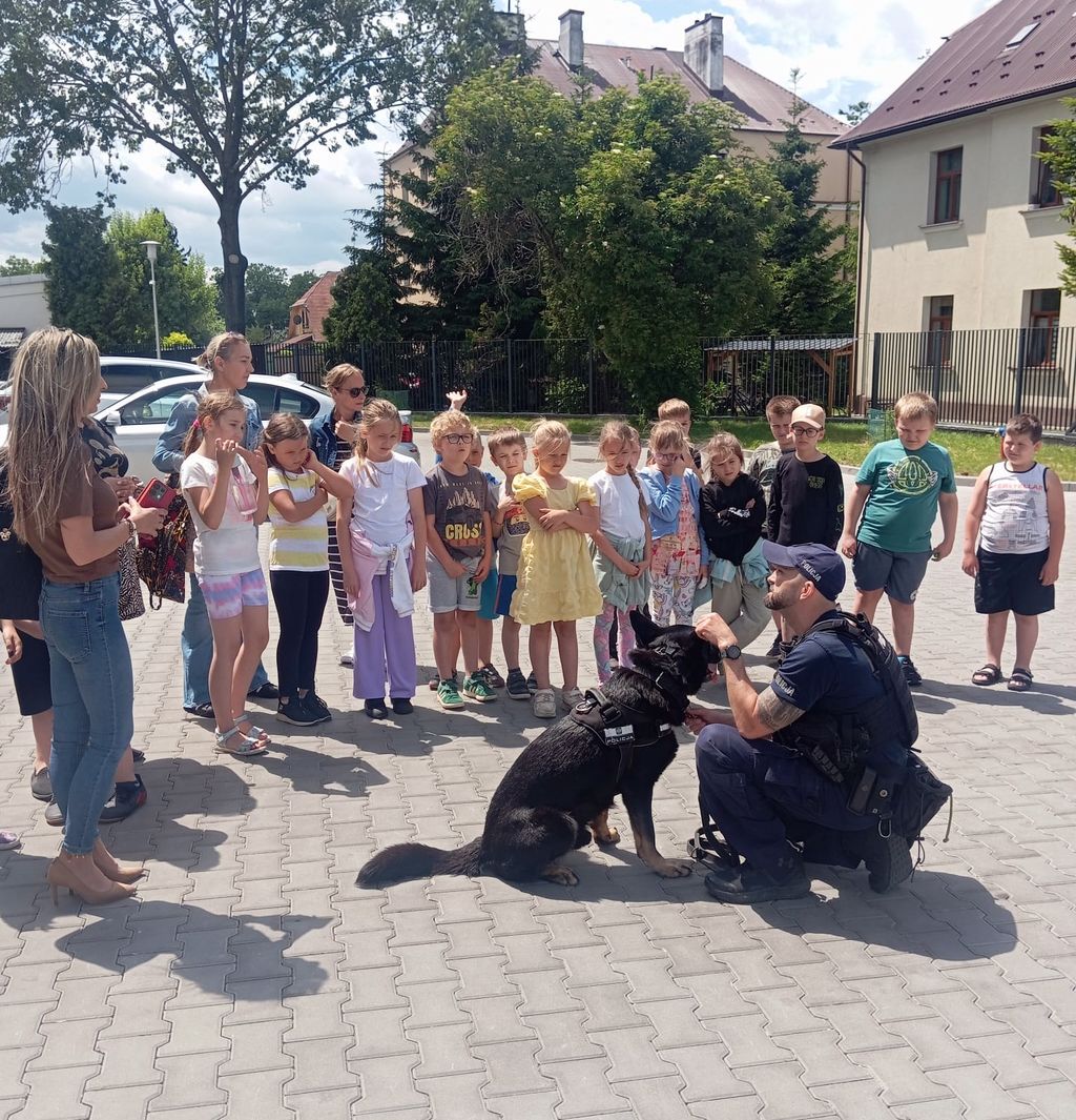 przewodnik z psem służbowym i dzieci 