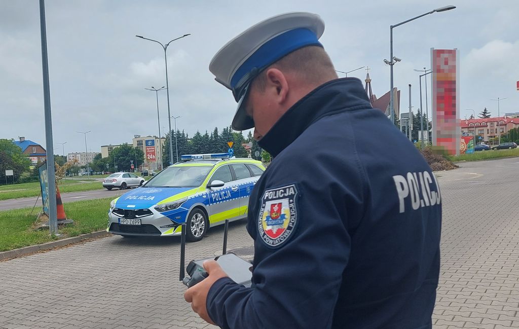 policjant opreuje dronem 