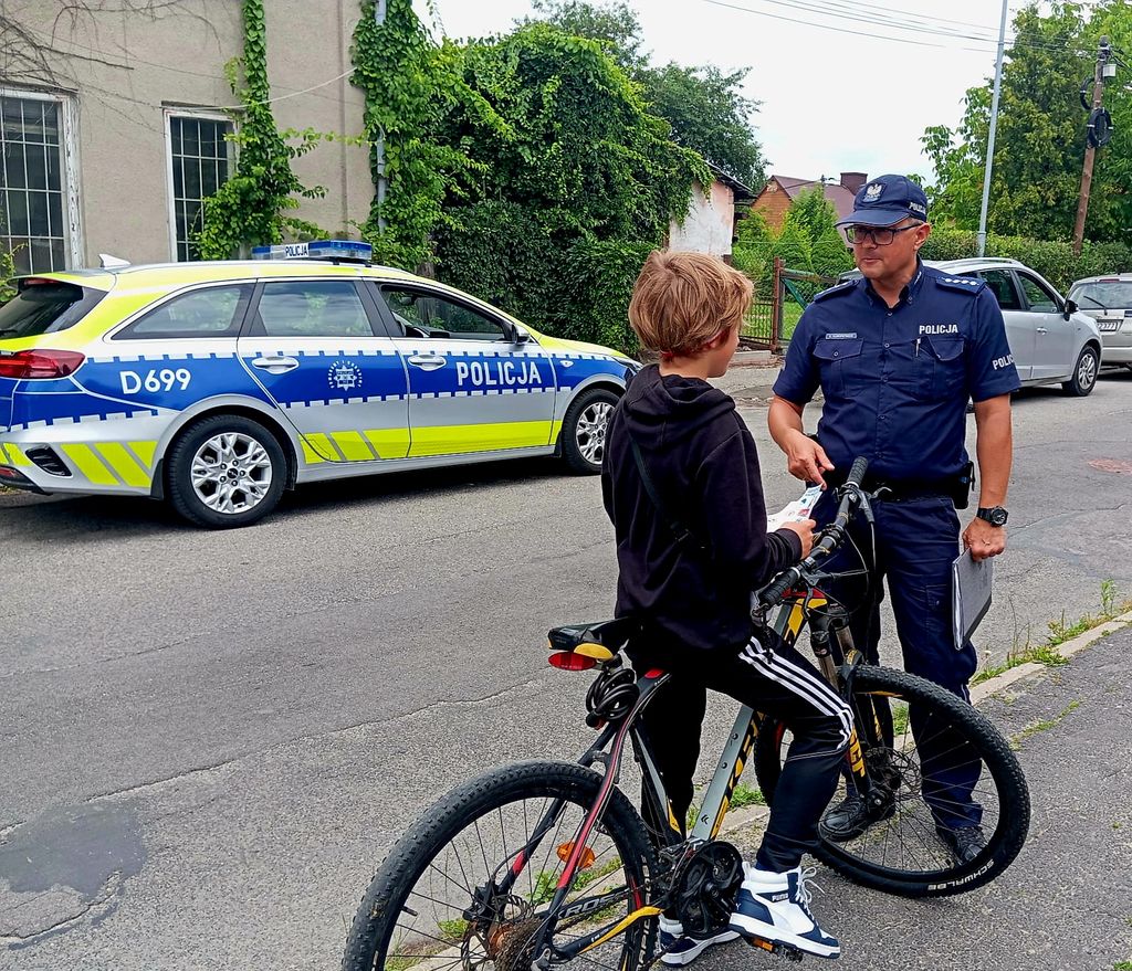 policjant i rowerzysta 