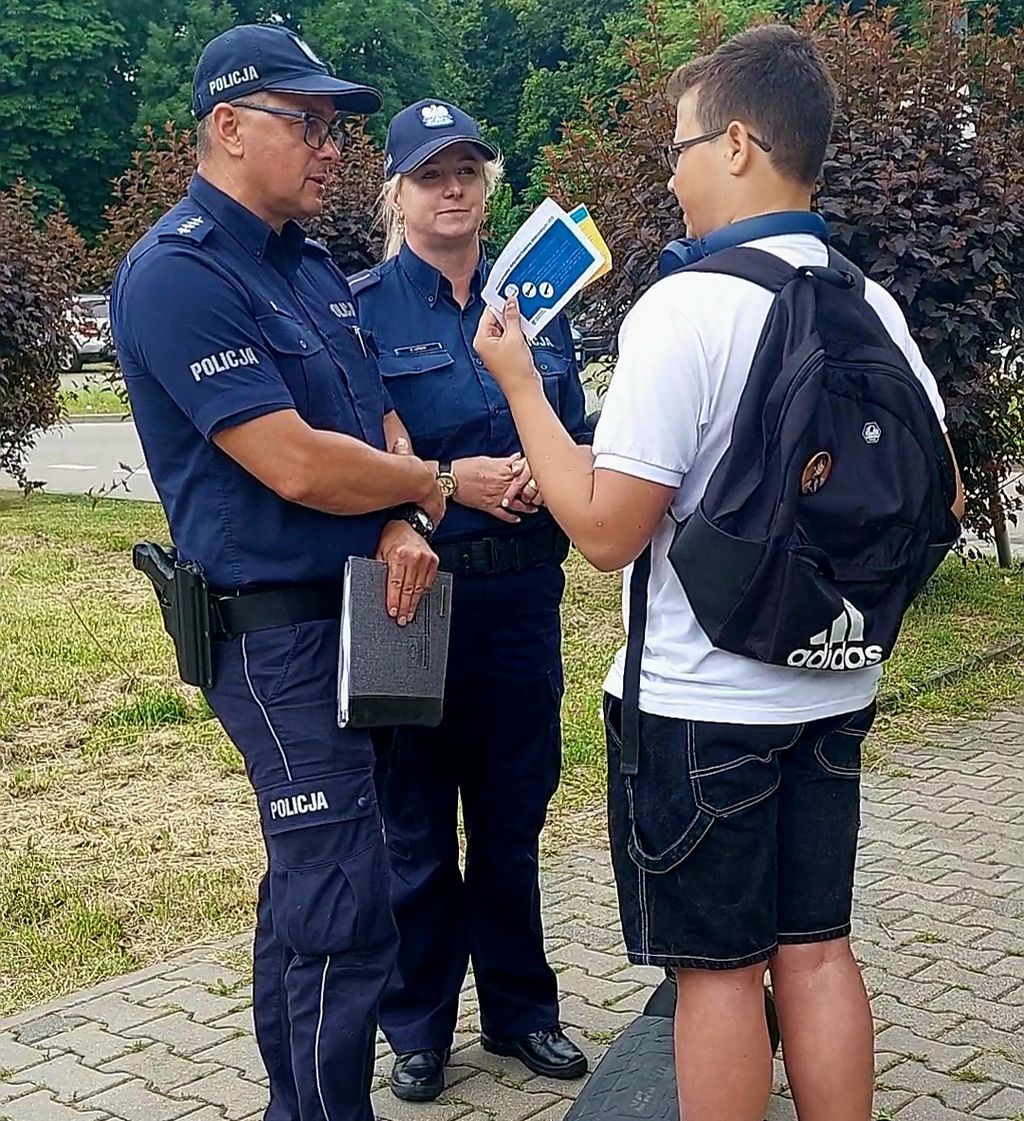 policjanci i kierujący hulajnogą 