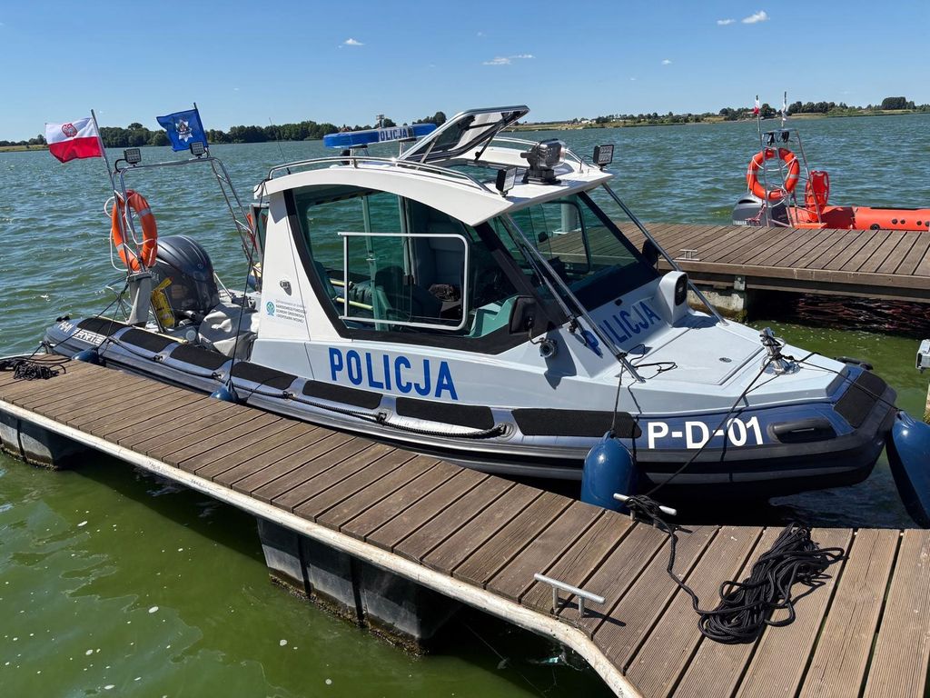 zacumowana przy pomoście policyjna łódka 