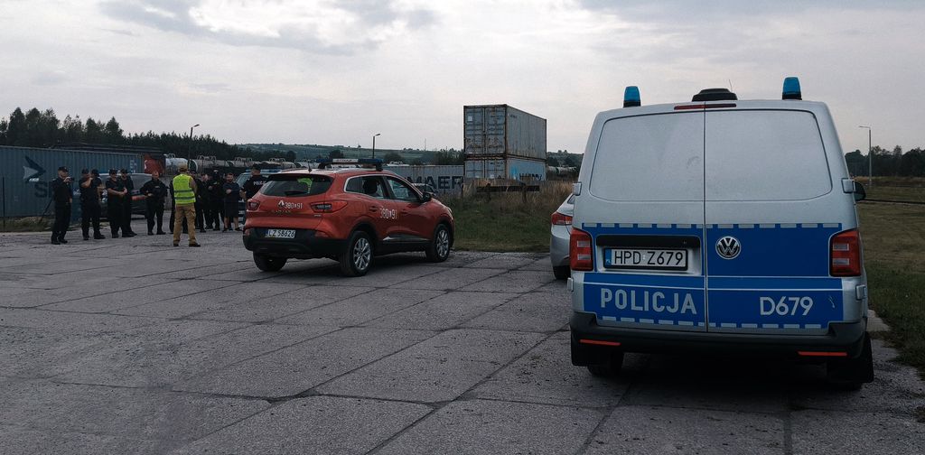 funkcjonariusze różnych służb stoją w okręgu podsumowując ćwiczenia 