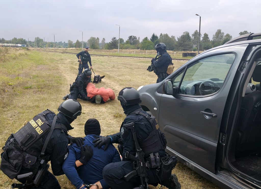 zatrzymanie dwóch napastników przez policjanta z psem oraz funkcjonariuszy Straży Ochrony Kolei 