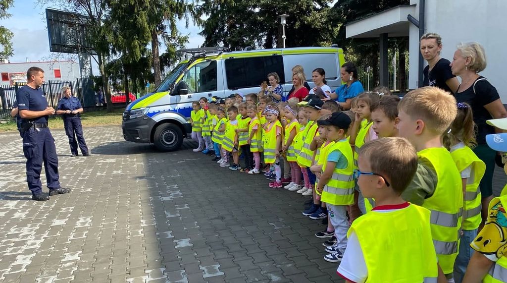 policjanci rozmawiają z grupą przedszkolaków 