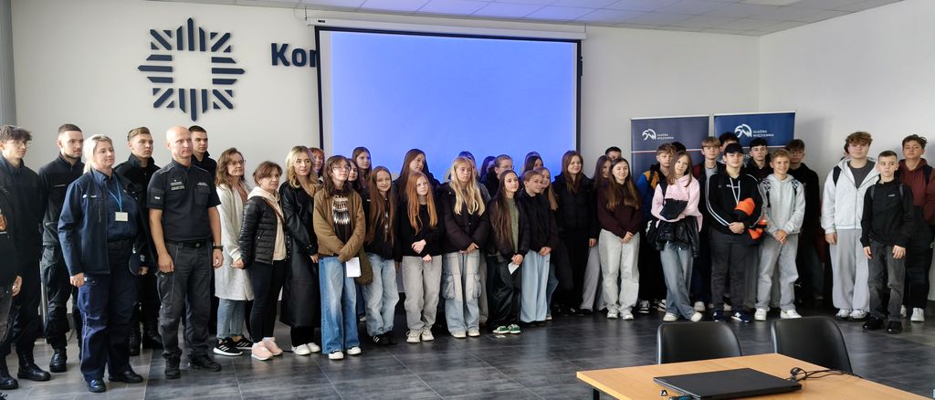 zdjęcie grupowe uczniowie i policjanci 