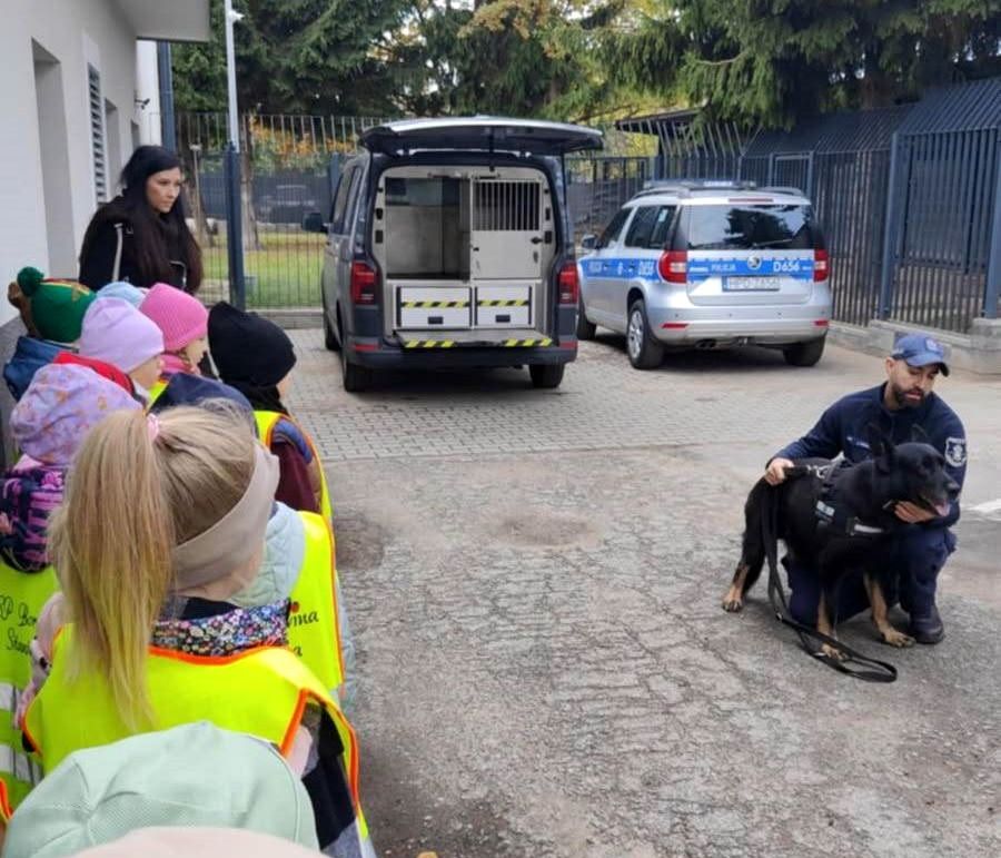 dzieci pies policyjny i jego przewodnik