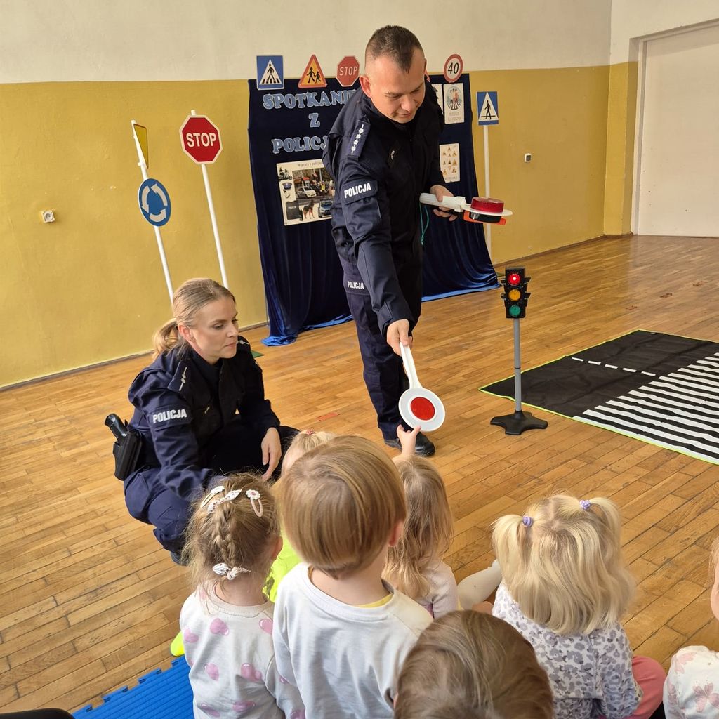 policjanci na spotkaniu profilaktycznym w przedszkolu