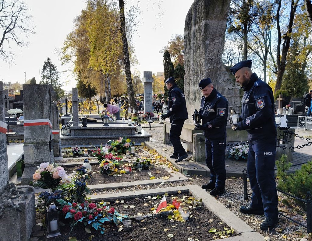policyjna delegacja zapala znicze na mogiłach policjantów 