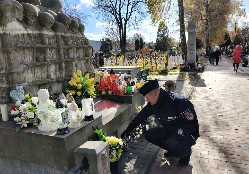 Komendant Miejski Policji w Zamościu zapala znicz przed Pomnikiem Pamięci Dzieci Zamojszczyzny 