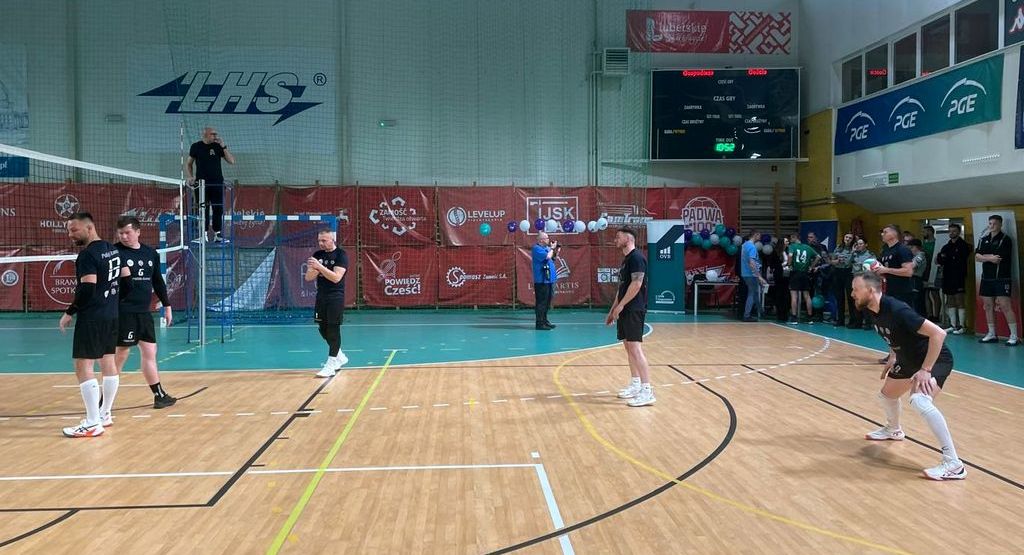 policyjna drużyna w czasie meczu piłki siatkowej 