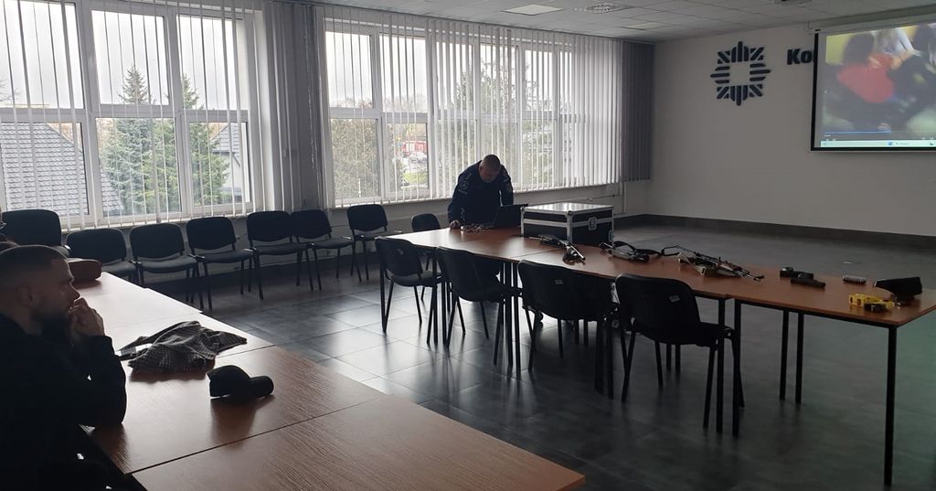 policjant w czasie spotkania z młodzieżą 