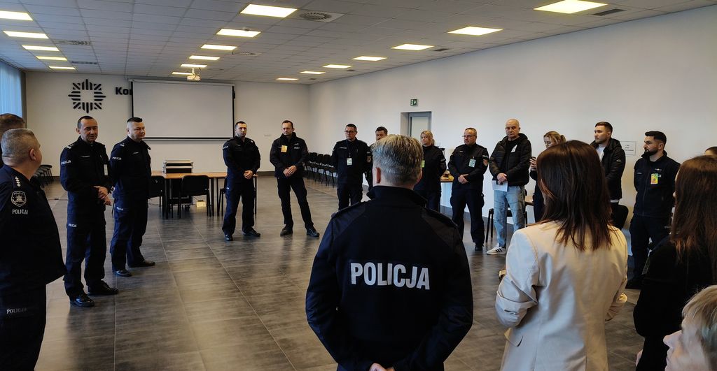 I Zastępca Komendanta Miejskiego Policji w Zamościu wita uczestników ćwiczenia 