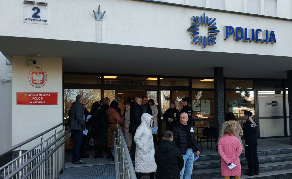 uczestnicy ćwiczeń przed budynkiem komendy 