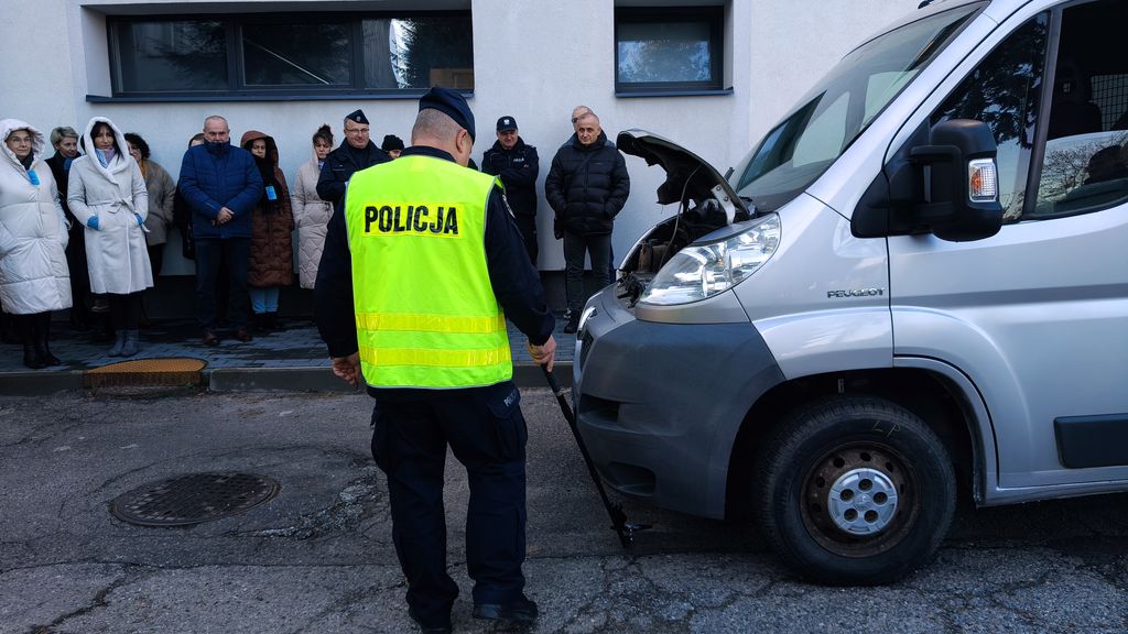 policjant sprawdza samochód typu bus