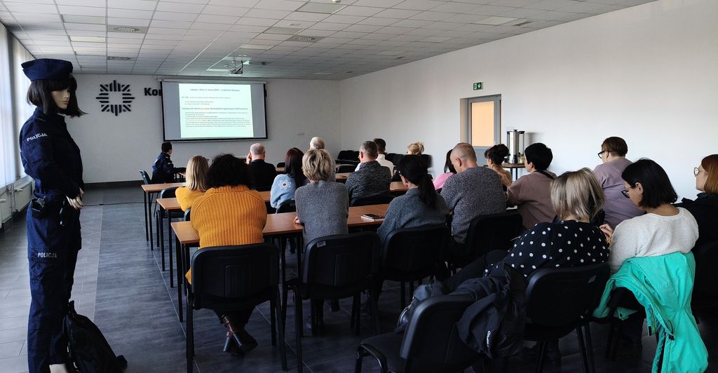 uczestnicy ćwiczenia w sali w czasie wykładu 