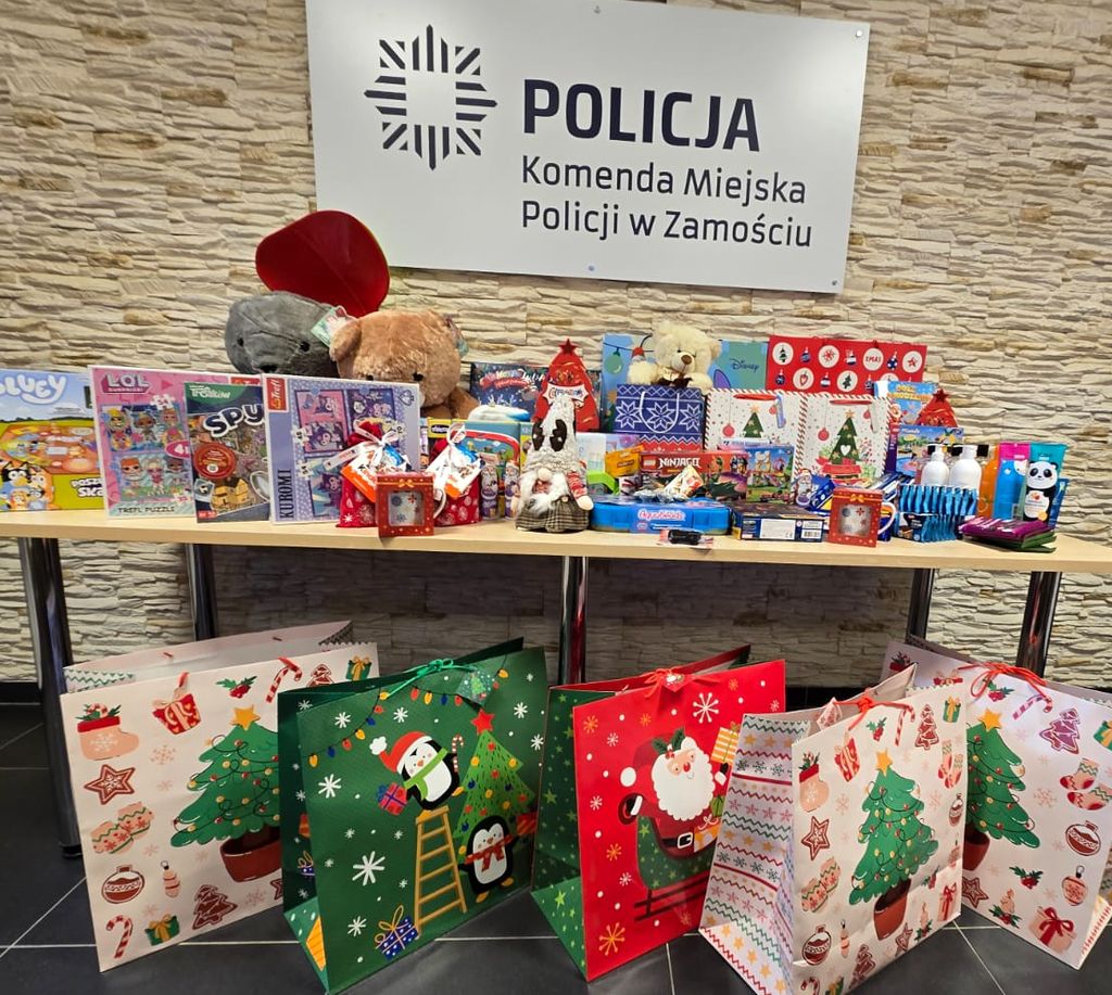 prezenty dla dzieci w tle napis Komenda Miejska Policji w Zamościu 