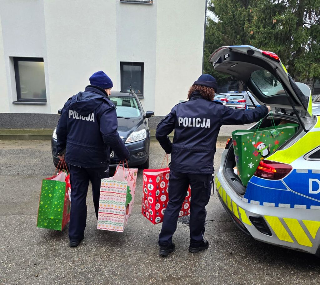 policjantki pakują do bagażnika radiowozu prezenty dla dzieci 