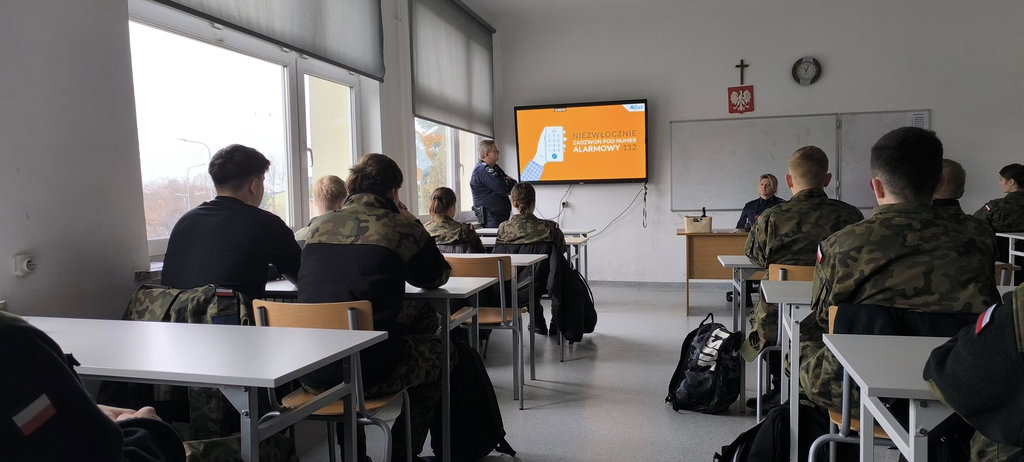 spotkanie policjanta z uczniami