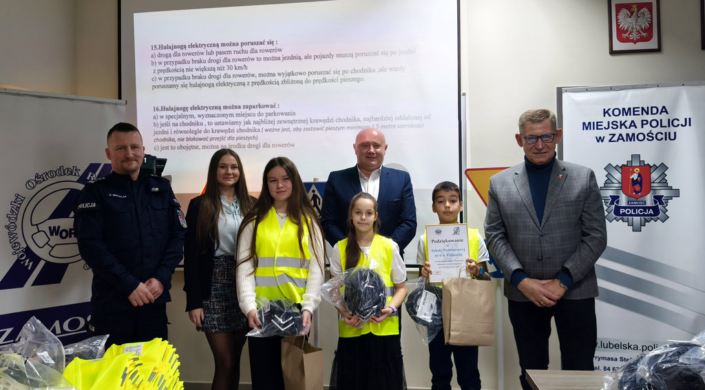 zdjęcie zbiorowe laureaci konkursu 