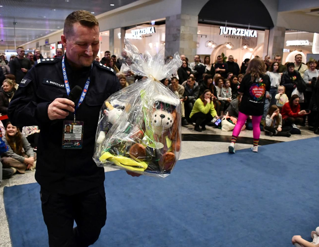 Komendant Miejski Policji w Zamościu inspektor Rafał Skoczylas z upominkiem dla darczyńców 